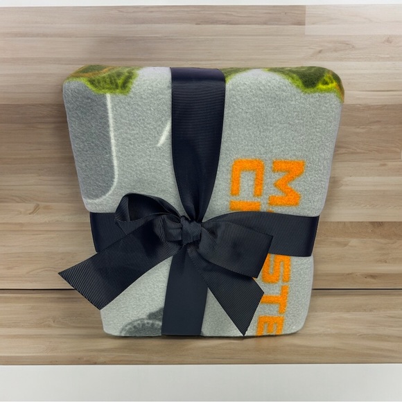 Halo Infinite Master Chief Plush BLANKET 40" x 50" FLEECE THROW Soft & Cozy New - Picture 3 of 6